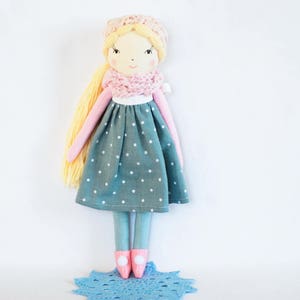 Handmade cloth rag doll, pink teal fabric blonde doll, personalized doll, heirloom gift for girl, nursery decor, doll Mia imagem 4