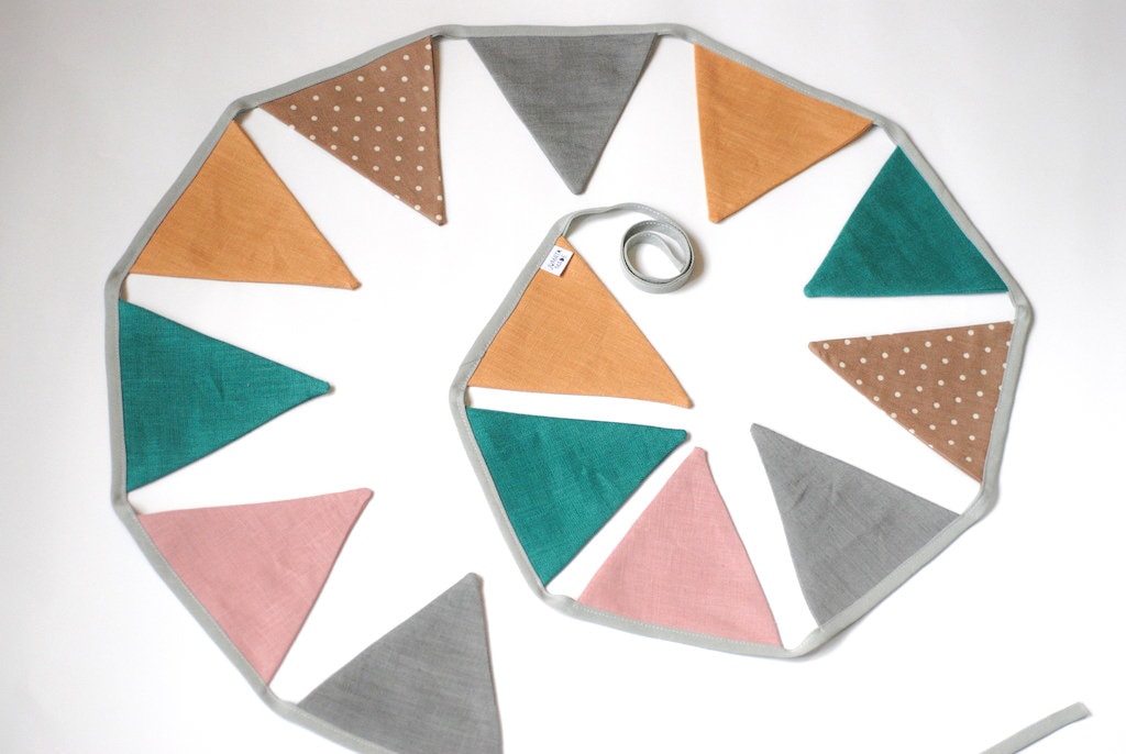 Talking Tables- Tissu Arc-en-Ciel Avec Pompons-3m | Triangle Drapeau Fanion Guirlande, 100% Coton, Chambre D'enfant, Décorations De Fête D'anniversaire Intérieur Extérieur, Festival, Grise