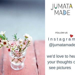 K&ouml;nnte beinhalten: Eine kleine Glasvase gef&uuml;llt mit zarten rosa und wei&szlig;en Blumen und gr&uuml;nen Stielen. Die Vase steht auf einer roten Oberfl&auml;che. Das Bild enth&auml;lt den Text "JUMATA MADE" und den Instagram-Handle "@jumatamade".