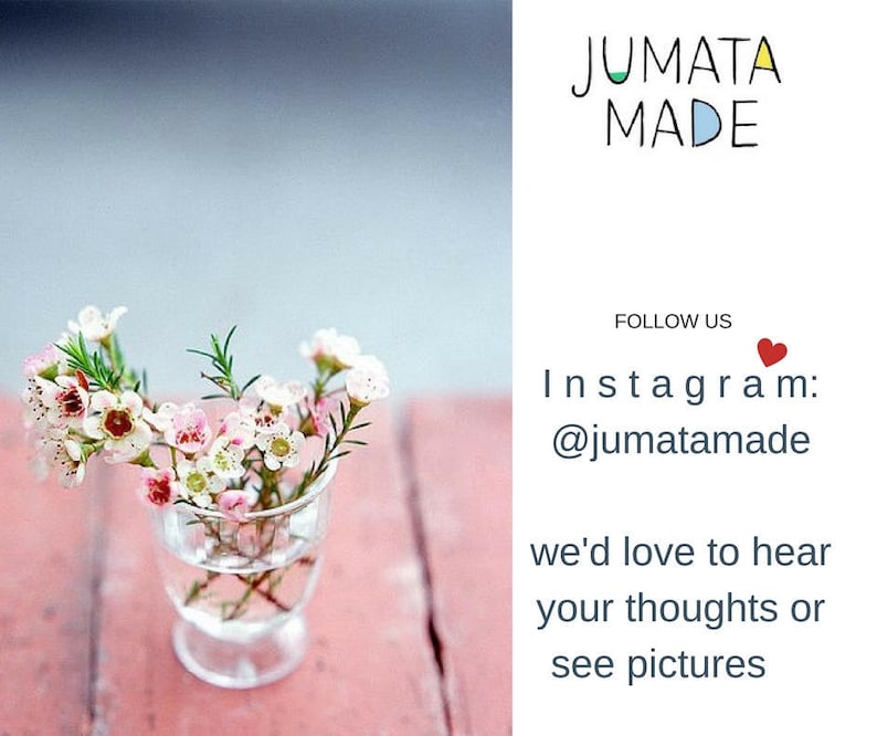 K&ouml;nnte beinhalten: Eine kleine Glasvase gef&uuml;llt mit zarten rosa und wei&szlig;en Blumen und gr&uuml;nen Stielen. Die Vase steht auf einer roten Oberfl&auml;che. Das Bild enth&auml;lt den Text "JUMATA MADE" und den Instagram-Handle "@jumatamade".
