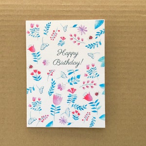 Joyeux anniversaire avec une carte florale, blanc joyeux anniversaire avec des fleurs, carte d’anniversaire d’ami