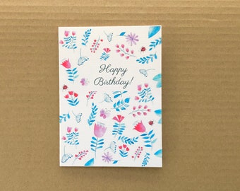 Joyeux anniversaire avec une carte florale, blanc joyeux anniversaire avec des fleurs, carte d’anniversaire d’ami