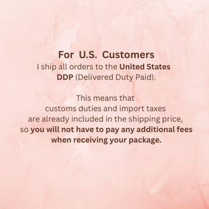 Puede incluir: Un fondo rosa claro con texto marr&oacute;n oscuro que dice: For U.S. Customers. I ship all orders to the United States DDP (Delivered Duty Paid). This means that customs duties and import taxes are already included in the shipping price.