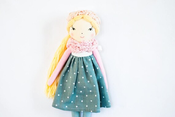 muñeca de trapo rubia