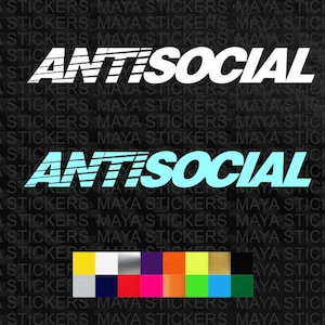 Puede incluir: Dos pegatinas con la palabra "ANTISOCIAL" en una fuente audaz y estilizada. Una es blanca, la otra azul claro. El fondo es negro con las palabras "MAYA STICKERS" repetidas.