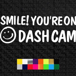 Puede incluir: Pegatina de vinilo blanco con el texto "SMILE! YOU'RE ON DASH CAM" y un gráfico de cara sonriente. La pegatina tiene un fondo negro con las palabras "MAYA STICKERS" repetidas. Una paleta de colores está en la parte inferior.