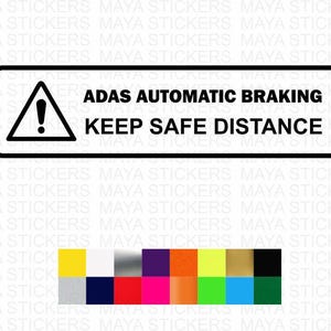 Puede incluir: Una pegatina rectangular en blanco y negro con el texto "ADAS AUTOMATIC BRAKING KEEP SAFE DISTANCE". Presenta un símbolo de advertencia de un triángulo con un signo de exclamación en su interior. Una paleta de colores se muestra en la parte inferior.
