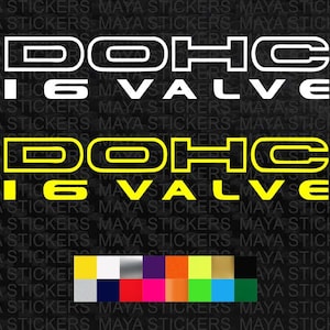 Może przedstawiać: Dwa naklejki z tekstem "DOHC 16 VALVE" w kolorze białym i żółtym. Biała naklejka znajduje się na żółtej naklejce. Naklejki znajdują się na czarnym tle z powtarzającym się tekstem "MAYA STICKERS".