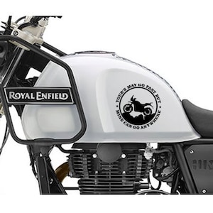 Puede incluir: Una motocicleta Royal Enfield blanca con una calcomanía negra en el tanque de gasolina que dice "Yours may go fast but mine can go anywhere".