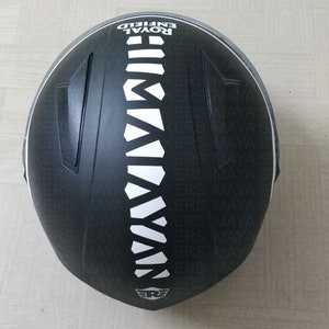 Może przedstawiać: Czarny kask motocyklowy z białym odblaskowym paskiem w środku. Kask ma napis "Royal Enfield" nadrukowany na górze.