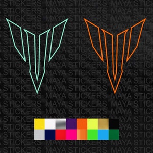 Può includere: Due loghi stilizzati, uno in azzurro e l'altro in arancione, su sfondo nero con testo ripetuto "MAYA STICKERS". Una tavolozza di colori di varie tonalità è visualizzata sotto i loghi, tra cui giallo, argento e nero.