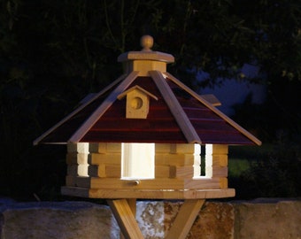 Groot vogelhuis met verlichting op zonne-energie. Vogelhuisje Type 20