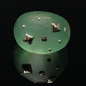 Anillo Aqua con forma de cúpula y tachuelas esmeriladas
