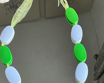 Retro chic Green white oval beaded necklace