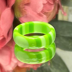 Gestreifter Ring Lucite vintage grün weiß