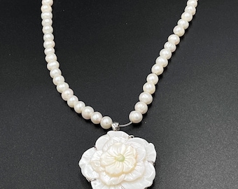 Genuine pearl beaded necklace mop pendant carved