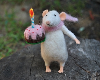 Mouse with cake Birthday gift Fairy tale animal Art doll Felted ornament Needle felted animal Felt mouse Tiny mice Miniature art doll