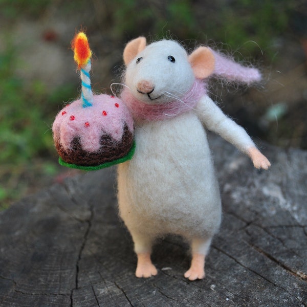 Mouse with cake Birthday gift Fairy tale animal Art doll Felted ornament Needle felted animal Felt mouse Tiny mice Miniature art doll