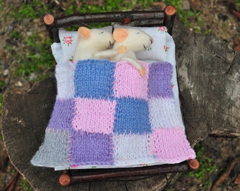 Muis in bed Muis slapende naald vilt miniatuur Viltdieren Zachte sculptuur vilten wolwol beeldje Home decor