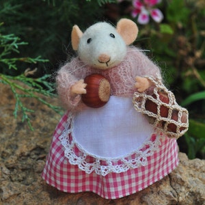 Mouse with nuts Felted wool mouse Needle felted animal Waldorf animal Miniature mouse Needle felt toy Needle felting Felt miniature eco toy