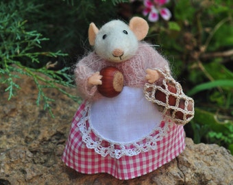 Souris avec noix Souris en laine feutrée Aiguille feutrée Animal Waldorf Souris miniature Aiguille feutre jouet Aiguille feutrage Feutre miniature eco jouet