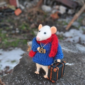 Traveler mouse Needle felted animal Miniature animal soft sculpture stuffed animal Fairy tale animal Felted ornament Felt mouse