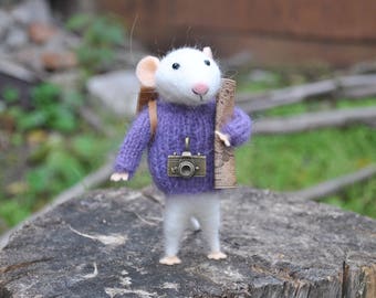 Traveler mouse Needle felted animal Miniature animal soft sculpture stuffed animal Fairy tale animal Felted ornament Felt mouse