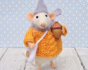 Mouse with acorn Felted wool mouse Stuffed animal Miniature art doll Gift for wife Soft sculpture Autumn decor Felted ornament Mom  gift