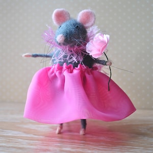Mouse with Flower Felted wool mouse Needle felted animal Waldorf animal Miniature mouse Needle felt toy Needle felting Felt miniature  toy