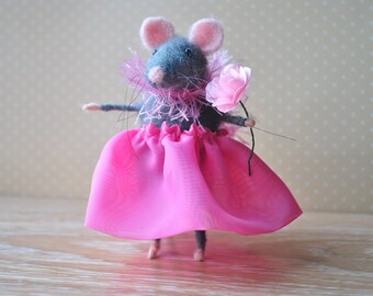 Souris avec fleur feutrée souris de laine feutrée à l’aiguille animal Waldorf animal Miniature souris en feutre à l’aiguille jouet jouet miniature feutre de feutrage