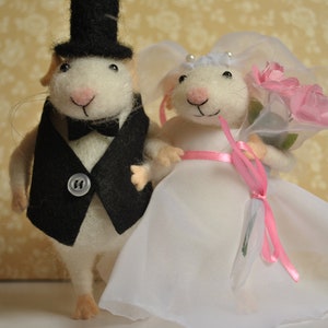 Cake toper Gift|for|her Wedding cake Wedding toper Bride and groom cake Needle felted mice Tiny mouse Wedding decoration Cake decoration
