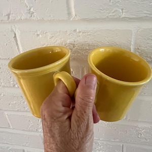 Vintage Fiesta Gula Muggar: Kaffekoppar med Ringhandtag, USA - Set om två (2)