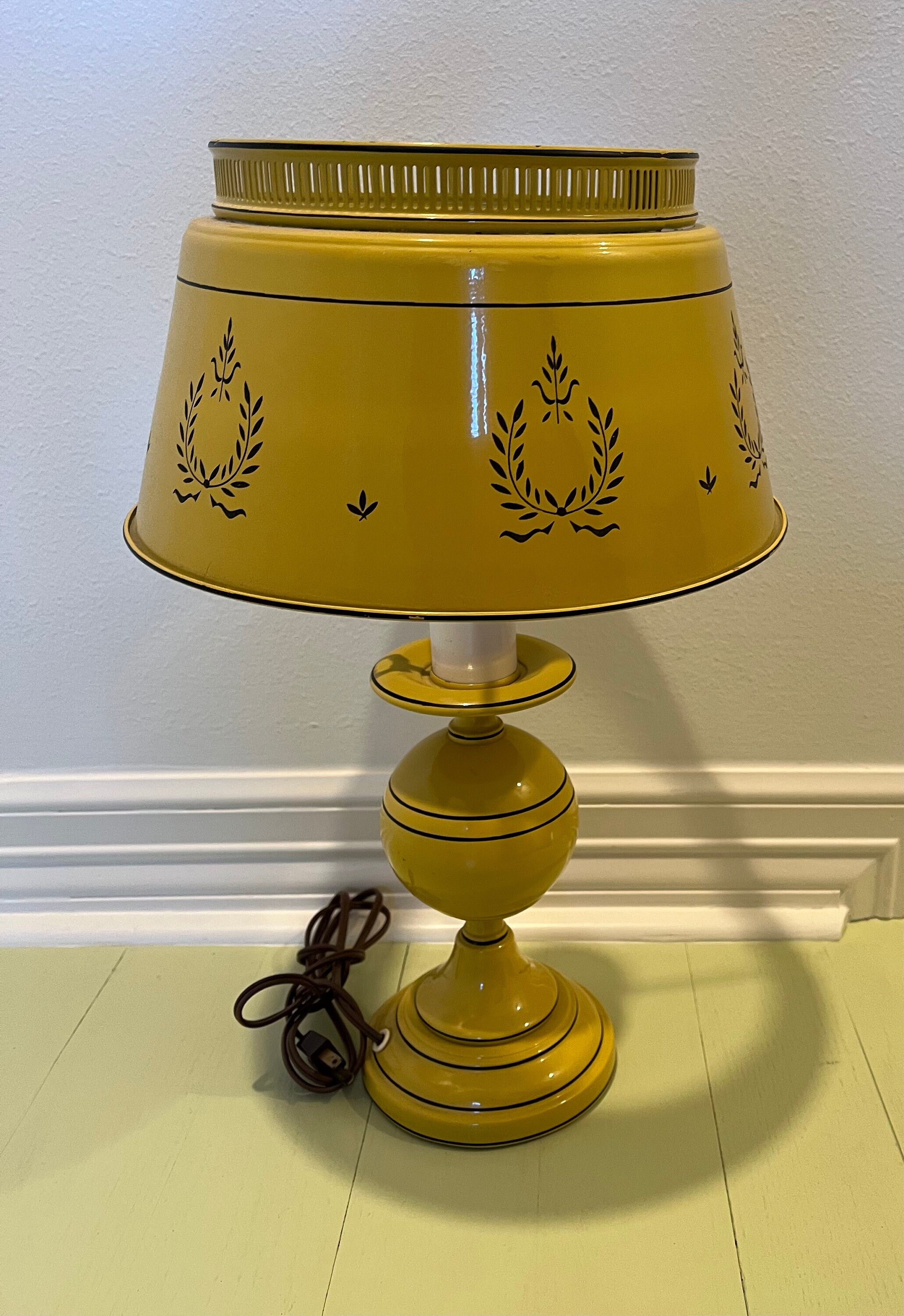 Vintage tole lamp deals