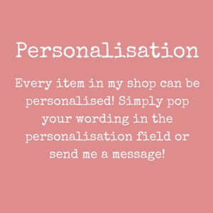 Op de afbeelding: Roze achtergrond met witte tekst die "Personalisatie" luidt, gevolgd door "Elk item in mijn winkel kan worden gepersonaliseerd! Voeg gewoon je tekst toe in het personalisatieveld of stuur me een bericht!"