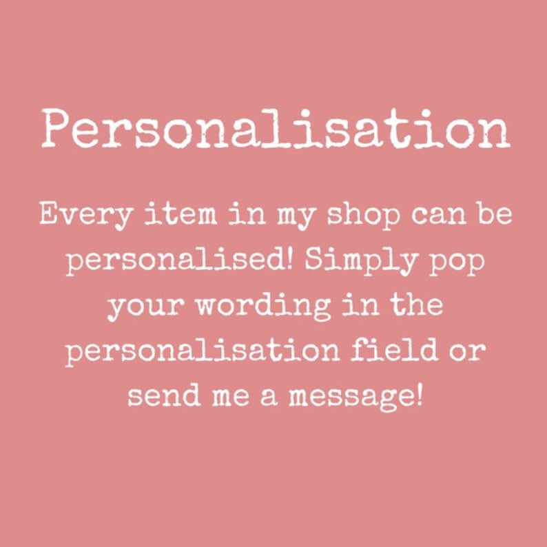 Op de afbeelding: Roze achtergrond met witte tekst die "Personalisatie" luidt, gevolgd door "Elk item in mijn winkel kan worden gepersonaliseerd! Voeg gewoon je tekst toe in het personalisatieveld of stuur me een bericht!"