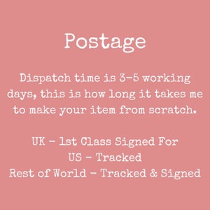Op de afbeelding: Postage-informatie voor een winkel. De tekst luidt: "De levertijd is 3-5 werkdagen. Dit is hoe lang het duurt om uw item helemaal opnieuw te maken. VK - 1e klas met handtekening, VS - Getraceerd, Rest van de wereld - Getraceerd & Handtekening"