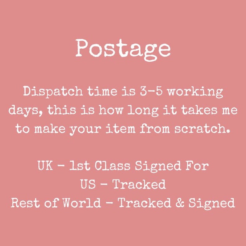 Op de afbeelding: Postage-informatie voor een winkel. De tekst luidt: "De levertijd is 3-5 werkdagen. Dit is hoe lang het duurt om uw item helemaal opnieuw te maken. VK - 1e klas met handtekening, VS - Getraceerd, Rest van de wereld - Getraceerd & Handtekening"