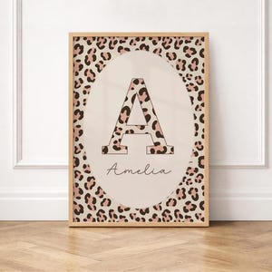 Cuadro decorativo de pared neutro con estampado de leopardo personalizado para habitación infantil de niña. Inicial personalizada.
