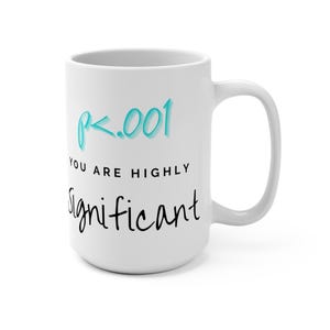 Può includere: Tazza in ceramica bianca con il testo "p<.001 You are highly significant" in lettere nere e blu.