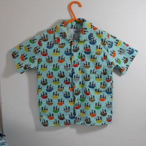 L'île au trésor. Chemise de pirate amusante pour les 3-4 ans, bateaux pirates de Riley Blake dans Cartes au trésor, idée cadeau, chemise de vacances. Journée mondiale du livre.