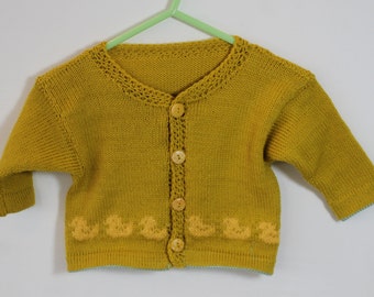 Adorable duckling knitted cardigan for a 0-3m baby, unisex, wool and acrylic, shower gift idea, gift idea.