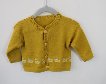 Cosy ochre cardi for a 3-6 m baby, unisex, ducklings, wool and acrylic, gift idea, shower gift.