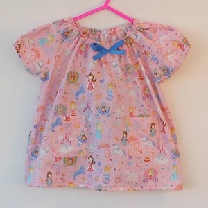 Schattige prinsessenoutfit voor een tweejarige. T2. Zigeunertop en bubbleshort. Eenhoorn, koets, roze Cadeau-idee.