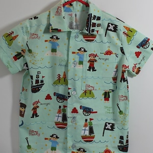 La Isla del Tesoro. Camisa pirata para niño de 2 a 3 años, manga corta, abotonada. Ideal para regalar en el Día Mundial del Libro, para fiestas o bodas.