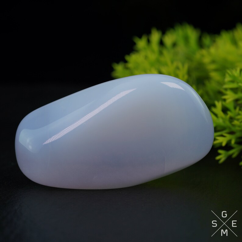 Pode incluir: Uma gema polida, oval, lisa e azul p&aacute;lida.