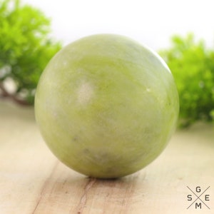 Zitronen-Jade Kugel 203g. Natürliche Lemon Steinkugel Gelb Grün Serpentin Kristallkugel 51 mm.