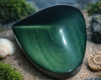 Cristal de obsidiana maia natural polido em formato triangular, preto e verde-amarelado (sob luz de lanterna). Pedra mágica mexicana, 63g.