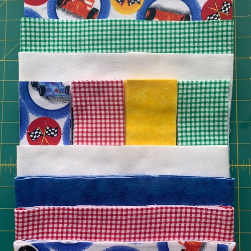Baby Boy Precut Flannel Quilt Top Kit, Voitures de course, Rouge, Vert, Bleu et Jaune, Débutant Rapide et Facile Strip Quilt Top Kit