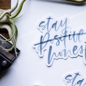 Decalque adesivo Stay Honest - laptop, garrafa de água, carro | Provérbio inspirador | Honestidade | Todas as vibrações são bem-vindas | Desenhado à mão