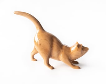 Figura de gato estirándose tallada a mano en madera.